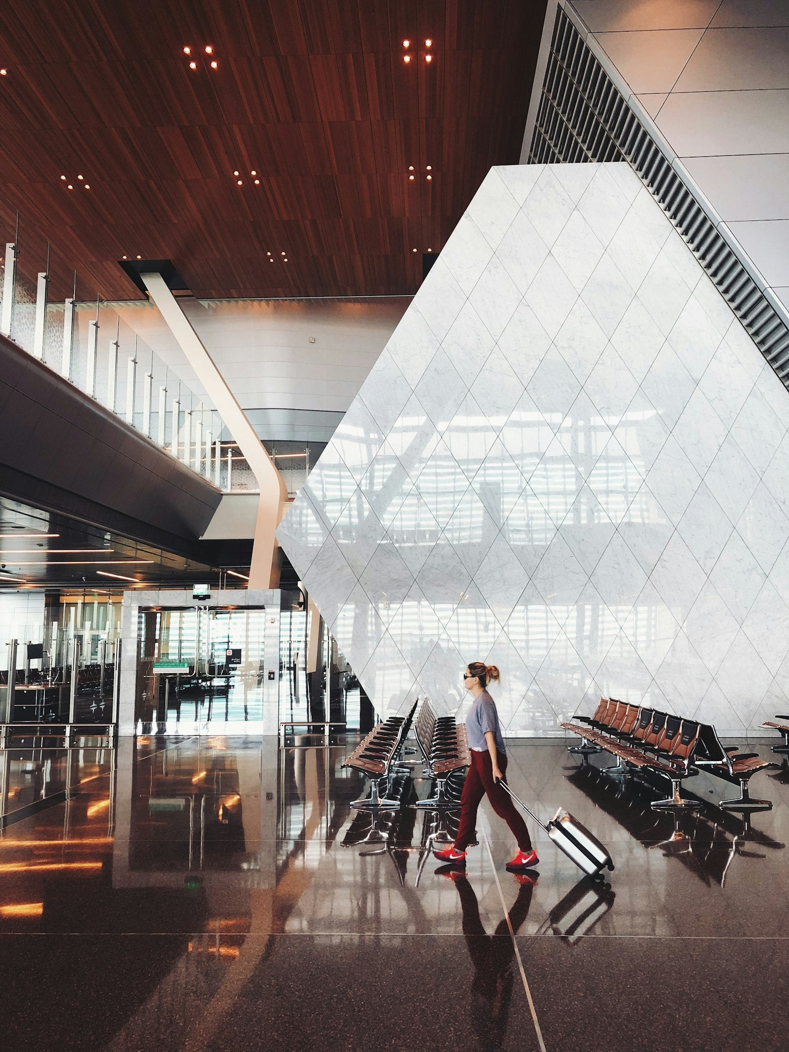Voyageur traversant un aéroport avec son bagage cabine