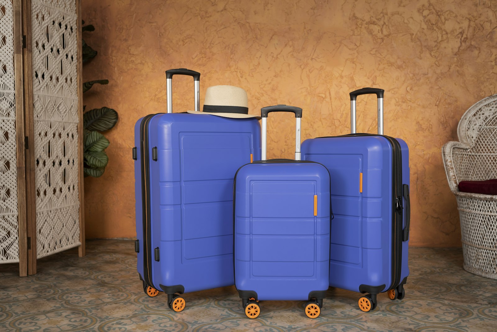 Trois valises rigides côte à côte — bien choisir sa valise cabine