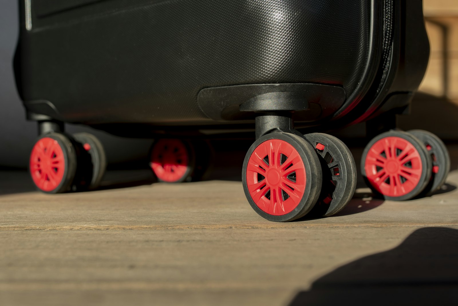 Gros plan sur les roues d'une valise cabine — entretien