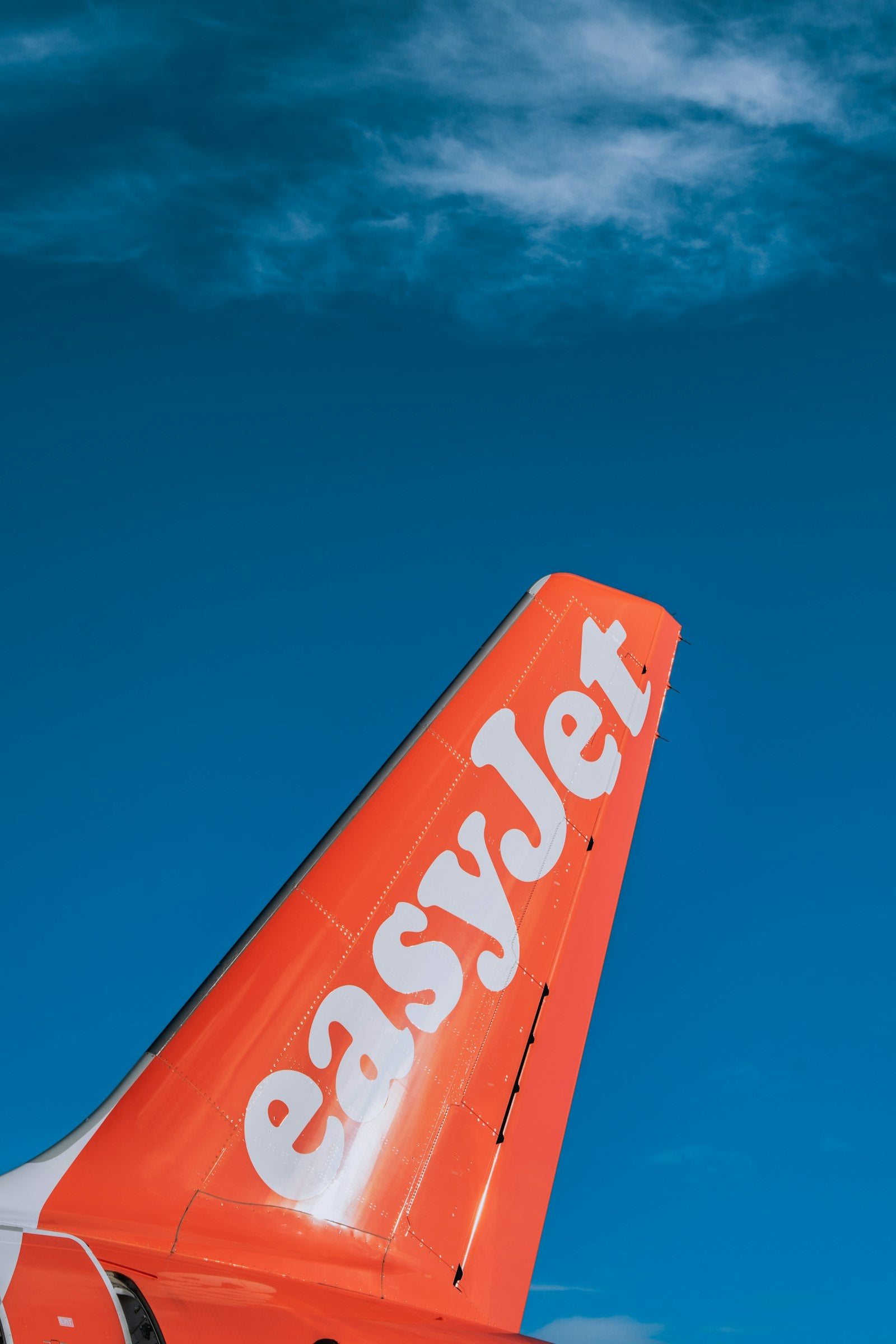 Avion easyJet orange et blanc sur le tarmac
