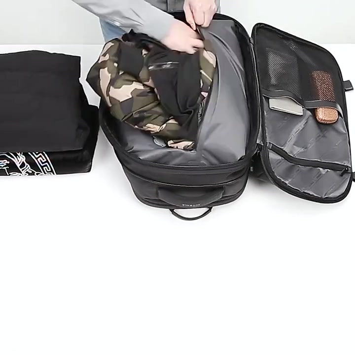 Rangement à plat des vêtements dans la housse de compression