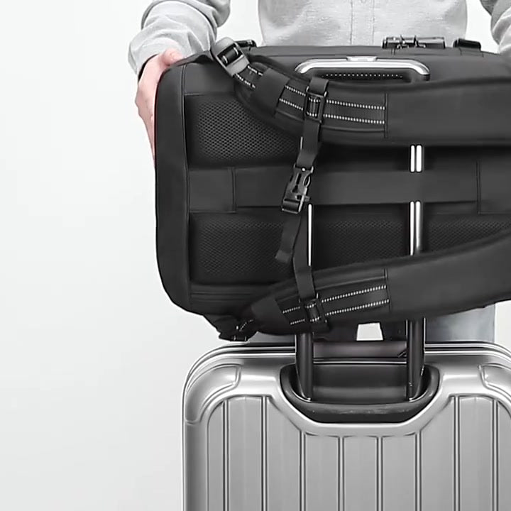 Passe-trolley : le sac se glisse sur la poignée d'une valise